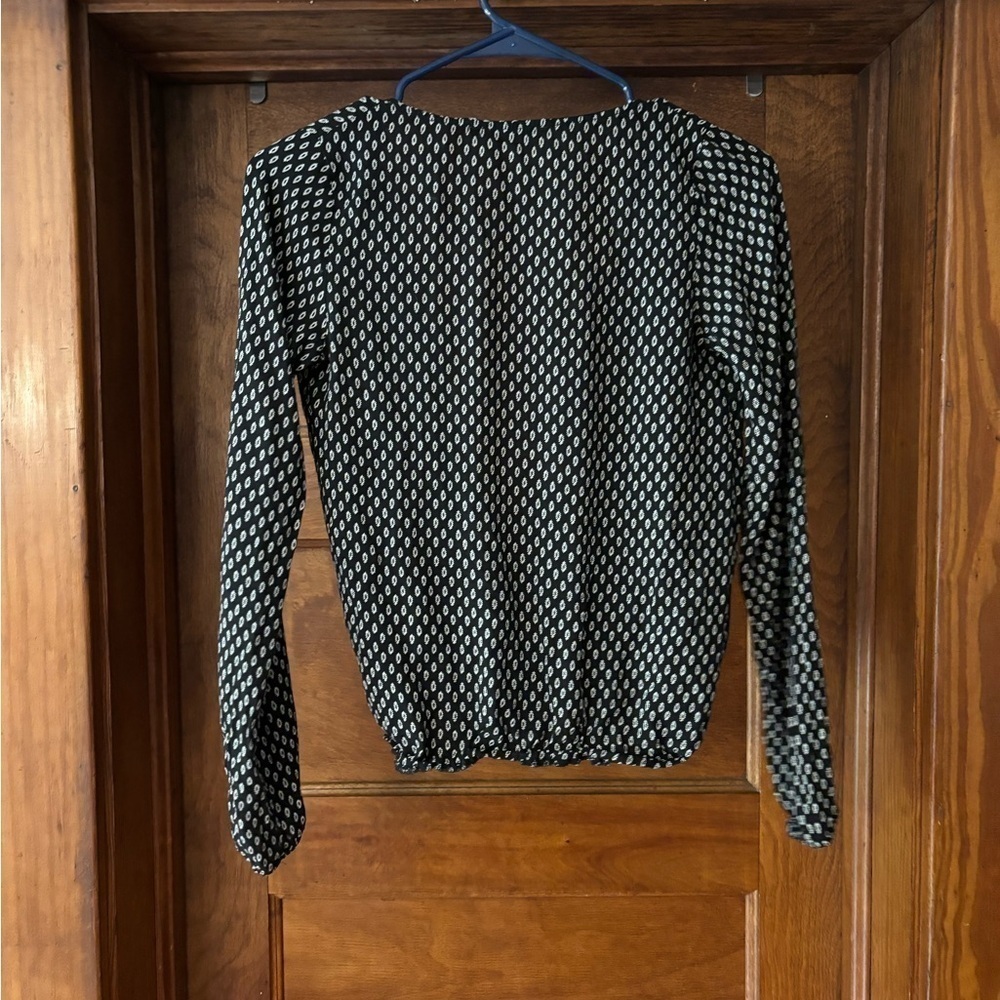 Brandy Melville sold out leaf blouse - Picture 3 of 5